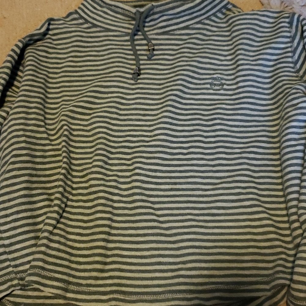 🎁🦋 green and cream turtle neck sweater